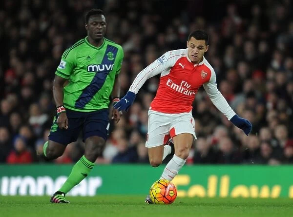 Alexis Sanchez Outsmarts Victor Wanyama: A Moment of Skill from the 2015-16 Arsenal vs. Southampton Match
