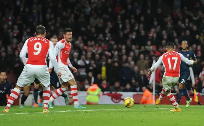 Framed Print : Alexis Sanchez Scores for Arsenal Against Southampton in Premier League (2014-15) Framed Print : Alexis Sanchez Scores for Arsenal Against Southampton in Premier League (2014-15)