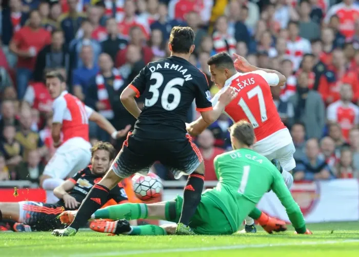 Framed Print : Alexis Sanchez Scores the Opener: Arsenal vs Manchester United, 2015 / 16 - Sanchez Stuns De Gea Framed Print : Alexis Sanchez Scores the Opener: Arsenal vs Manchester United, 2015 / 16 - Sanchez Stuns De Gea