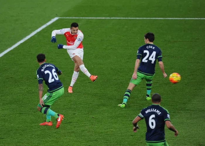 Framed Print : Alexis Sanchez Scores Stunner Past Swansea's Ki: Arsenal vs Swansea City, Premier League 2015-16
