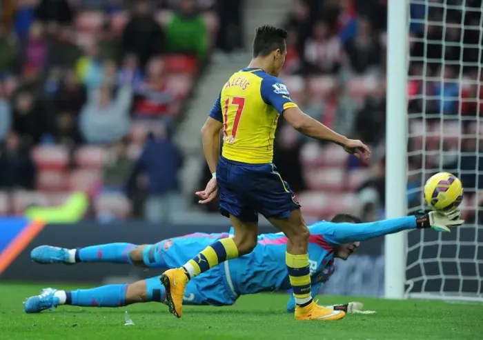 Framed Print : Alexis Sanchez Scores Stunning Chip Over Mannone in Sunderland vs Arsenal (2014 / 15) Framed Print : Alexis Sanchez Scores Stunning Chip Over Mannone in Sunderland vs Arsenal (2014 / 15)