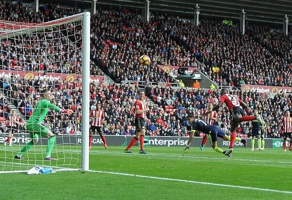 Alexis Sanchez Soars Above Sunderland's Kone to Score for Arsenal (Sunderland v Arsenal 2016-17)