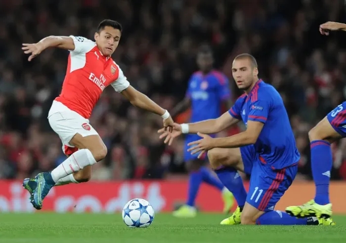 Framed Print : Alexis Sanchez Stuns Olympiacos: Thrilling Goal at Emirates Stadium, 2015 / 16 Champions League