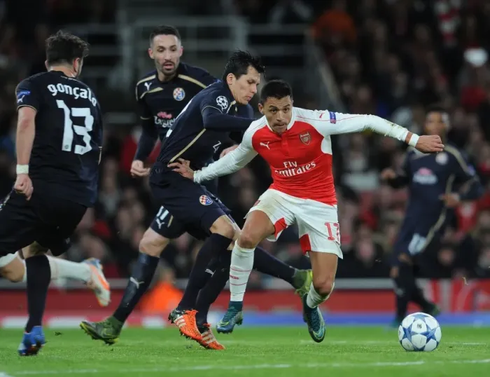 Framed Print : Alexis Sanchez vs Leonardo Sigali: Arsenal vs Dinamo Zagreb Clash in UEFA Champions League