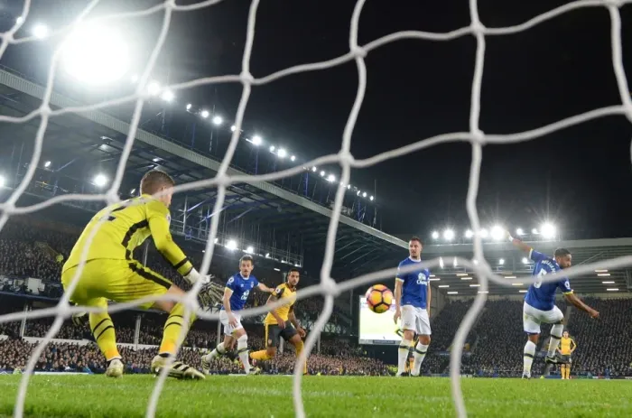Framed Print : Alexis Sanchez's Free-Kick Masterclass: Arsenal's Dramatic Victory Over Everton, Premier League 2016-17