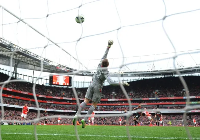 Framed Print : Alexis Sanchez's Thrilling Goal: Arsenal's Triumph Over Liverpool in the 2014-15 Premier League