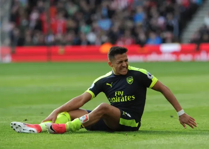 Framed Print : Alexis Sanchez's Thrilling Performance: Arsenal's Battle at Stoke City (2016-17)