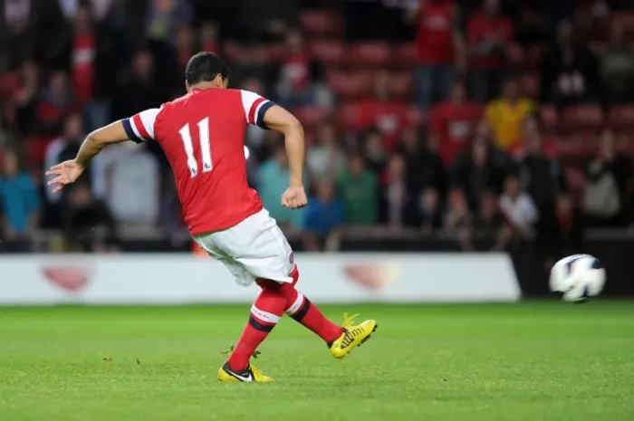 Framed Print : Andre Santos scores for Arsenal from the penalty spot during the shoot out