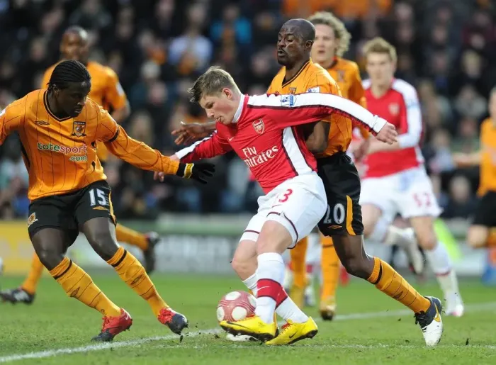 Framed Print : Andrey Arsahvin (Arsenal) Bernard Mendy and Georeg Boateng (Hull). Hull City 1: 2 Arsenal