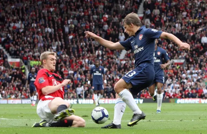 Framed Print : Andrey Arshavin (Arsenal) Darren Fletcher (Man Utd) Framed Print : Andrey Arshavin (Arsenal) Darren Fletcher (Man Utd)