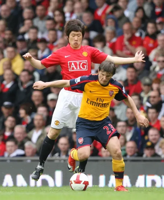 Framed Print : Andrey Arshavin (Arsenal) Ji-Sung Park (Man United) Framed Print : Andrey Arshavin (Arsenal) Ji-Sung Park (Man United)