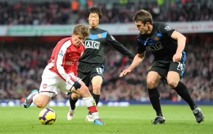 Framed Print : Andrey Arshavin (Arsenal) Michael Carrick (Man United). Arsenal 1: 3 Manchester United