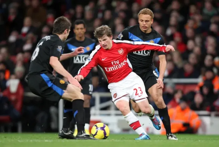 Framed Print : Andrey Arshavin (Arsenal) Michael Carrick and Wes Brown (Man Utd). Arsenal 1 Framed Print : Andrey Arshavin (Arsenal) Michael Carrick and Wes Brown (Man Utd). Arsenal 1