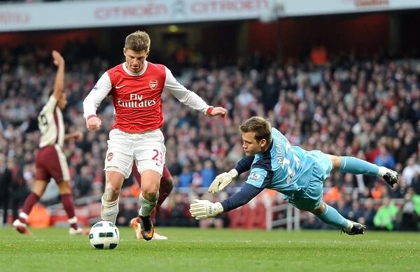 Andrey Arshavin (Arsenal) rounds Simon Migonlet (Sunderland) to score a goal that is ruled out for offside. Arsenal 0:0 Sunderland. Barclays Premier League. Emirates Stadium, 5 / 3 / 11. Credit : Arsenal Football Club  / 