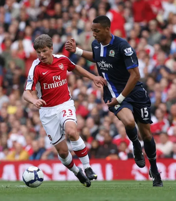 Framed Print : Andrey Arshavin (Arsenal) Steven Nzonzi (Blackburn) Framed Print : Andrey Arshavin (Arsenal) Steven Nzonzi (Blackburn)