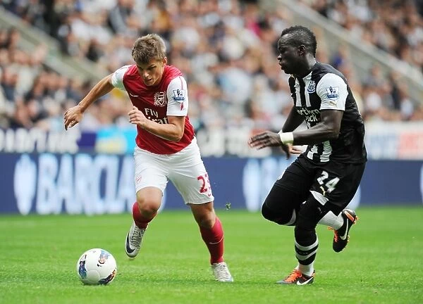 Andrey Arshavin Outmaneuvers Chiek Tiote in Newcastle United vs Arsenal Premier League Clash