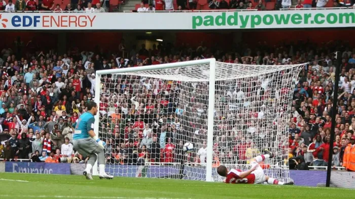 Framed Print : Andrey Arshavin scores his and Arsenals 2nd goal Framed Print : Andrey Arshavin scores his and Arsenals 2nd goal