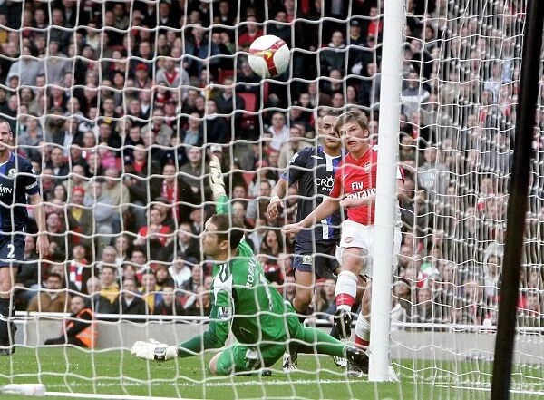 Andrey Arshavin scores his and Arsenals 2nd goal past Paul Robinson