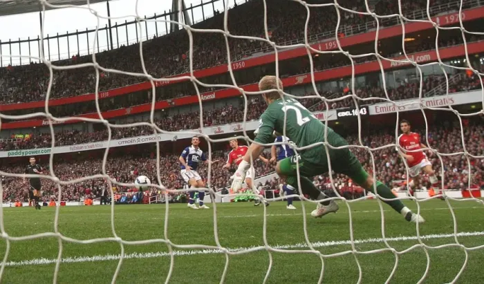 Framed Print : Andrey Arshavin scores Arsenals 3rd goal past Joe Hart (Birmingham)