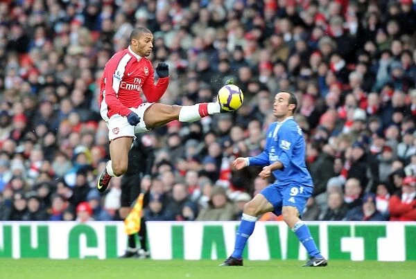 Armand Traore (Arsenal) Landon Dovovan (Everton). Arsenal 2: 2 Everton, Barclays Premier League