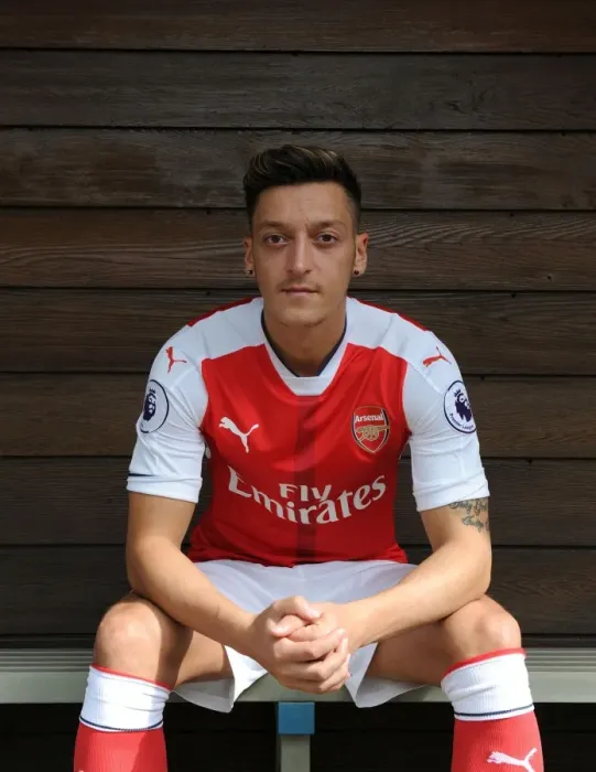 Framed Print : Arsenal 1st Team Squad: 2016-17 - Mesut Ozil at Training