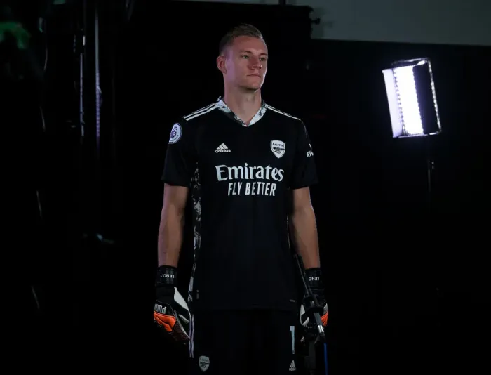 Framed Print : Arsenal 2020-21: Bernd Leno Leads First Team at Photocall