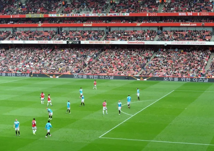 Framed Print : Arsenal for Everyone on the ad boards. Arsenal 2: 1 Sunderland. Barclays Premier League
