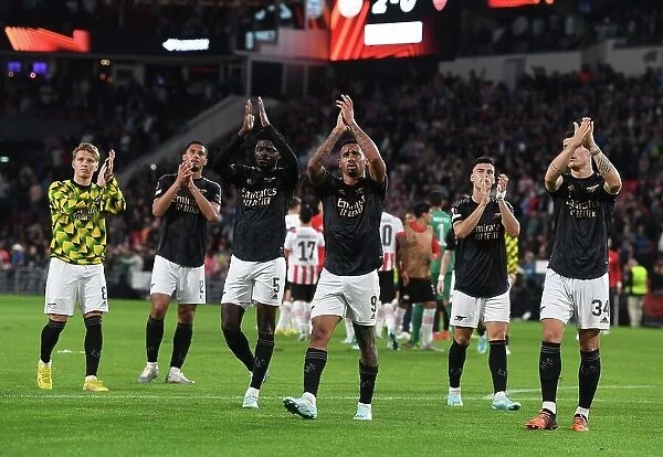 Arsenal Applaud Fans in Europa League Victory over PSV Eindhoven (2022-23)