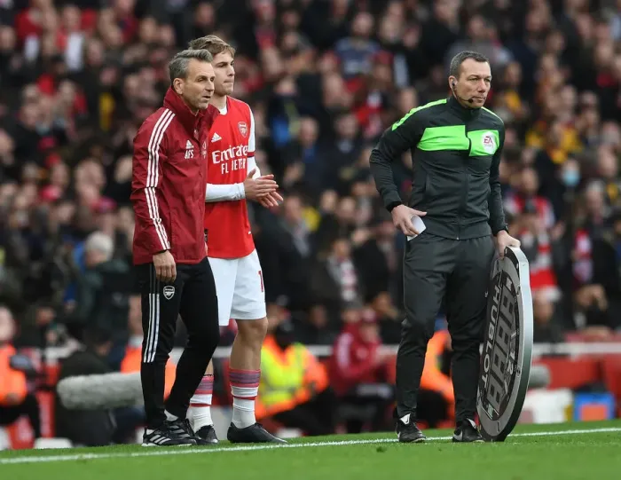 Framed Print : Arsenal Assistant Coach Albert Stuivenberg Guides Emile Smith Rowe during Arsenal vs Manchester City, Premier League 2021-22