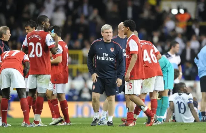 Framed Print : Arsenal assistant manager Pat Rice talks to the players before extra time