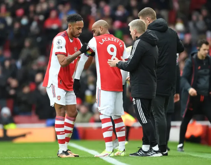 Framed Print : Arsenal: Aubameyang Passes Captain's Armband to Lacazette vs Newcastle United (2021-22) Framed Print : Arsenal: Aubameyang Passes Captain's Armband to Lacazette vs Newcastle United (2021-22)