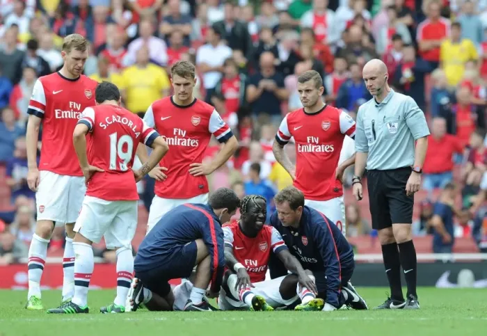 Framed Print : Arsenal: Bacary Sagna Receives Treatment from Medical Team vs Aston Villa (2013-14) Framed Print : Arsenal: Bacary Sagna Receives Treatment from Medical Team vs Aston Villa (2013-14)