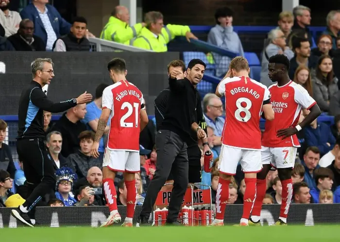 Framed Print : Arsenal Boss Mikel Arteta Conferring with Saka and Odegaard during Everton Clash (2023-24) Framed Print : Arsenal Boss Mikel Arteta Conferring with Saka and Odegaard during Everton Clash (2023-24)