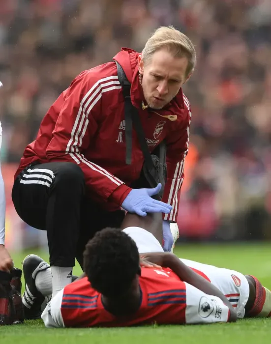 Framed Print : Arsenal: Bukayo Saka Receives Attention from Team Physio Amid Injury Concerns (Arsenal v Newcastle United, 2021-22)