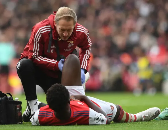 Framed Print : Arsenal: Bukayo Saka Receives Medical Attention vs Newcastle United (Premier League 2021-22)