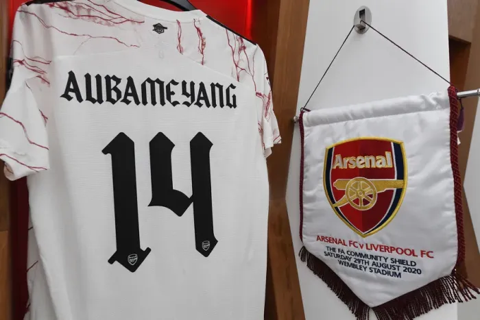 Framed Print : Arsenal Captain Aubameyang's Shirt and Pennant in Changing Room before Arsenal vs Liverpool FA Community Shield 2020-21