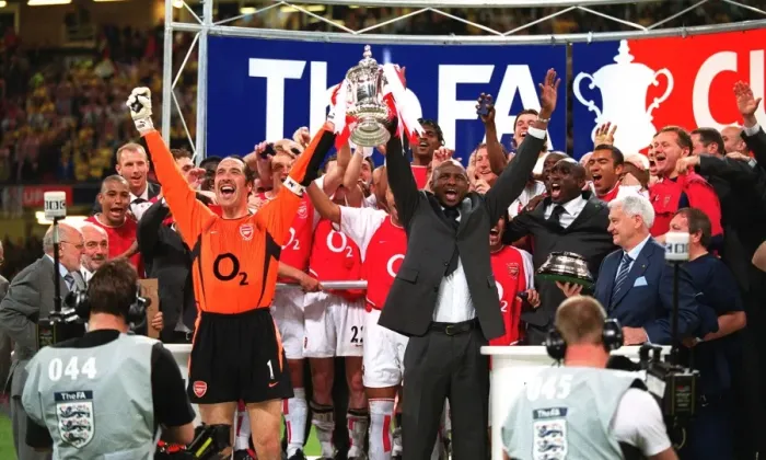 Framed Print : Arsenal captain Patrick Vieira and vice-captain David Seaman lift the FA Cup