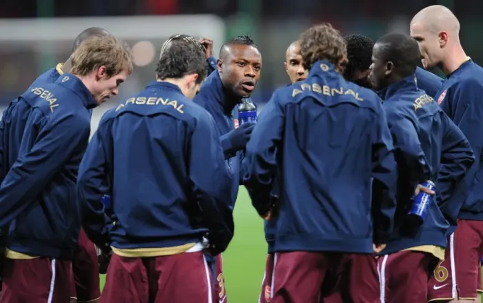 Framed Print : Arsenal captain William Gallas talkes to the team before the match Framed Print : Arsenal captain William Gallas talkes to the team before the match