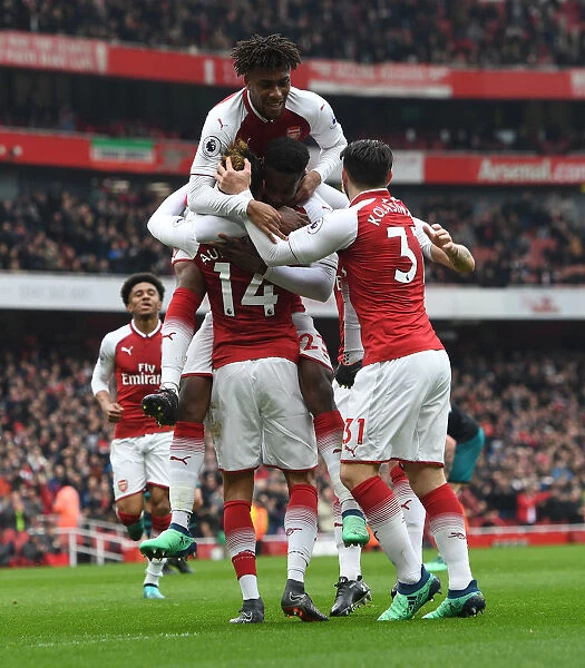 Arsenal Celebrate: Aubameyang, Welbeck, Iwobi, Bellerin, Kolasinac (vs Southampton, 2017-18)