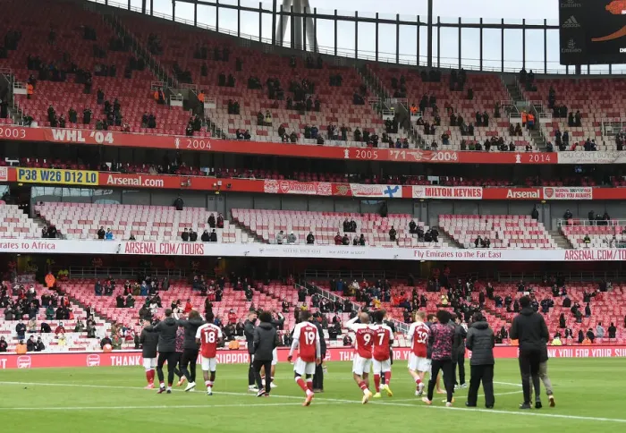 Framed Print : Arsenal Celebrate with Fans: Arsenal vs Brighton & Hove Albion, Premier League 2021