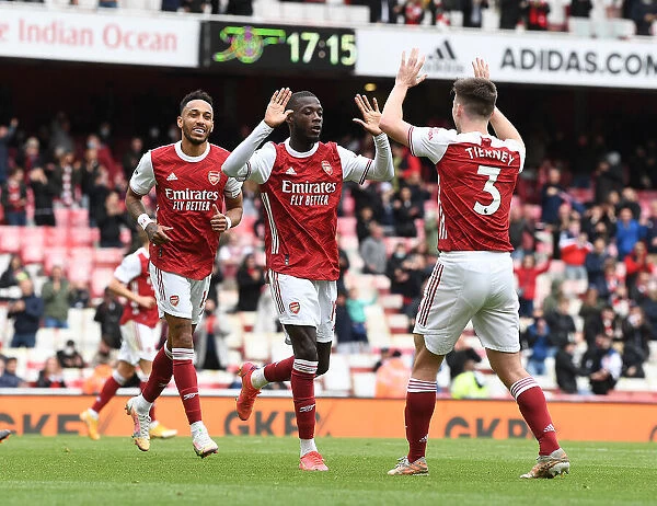 Arsenal Celebrate with Nicolas Pepe's Goal: Arsenal v Brighton & Hove Albion, Premier League 2021