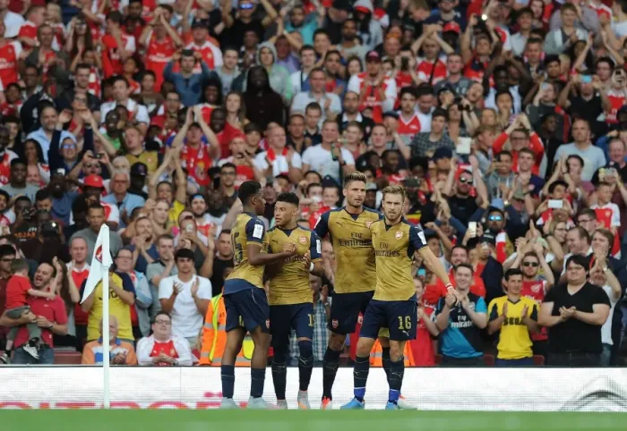 Framed Print : Arsenal Celebrate Oxlade-Chamberlain's Goal Against Olympique Lyonnais at Emirates Cup 2015: Oxlade-Chamberlain, Iwobi, Giroud, Ramsey Rejoice