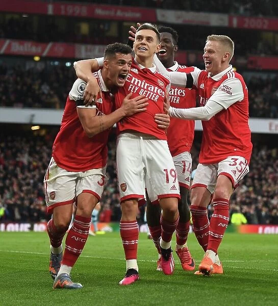 Arsenal Celebrate: Trossard's Goal Against Brentford in Premier League Action