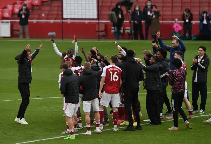 Framed Print : Arsenal Celebrate Victory Over Brighton & Hove Albion in Premier League Showdown
