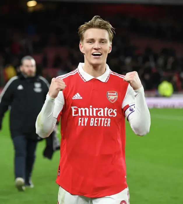 Framed Print : Arsenal Celebrate Victory: Martin Odegaard Leads the Way vs. Everton (2022-23)