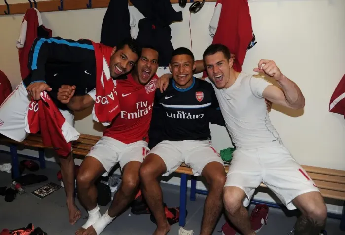 Framed Print : Arsenal Celebrate Victory: Walcott, Oxlade-Chamberlain, Ramsey, and Santos Rejoice After West Bromwich Albion Win