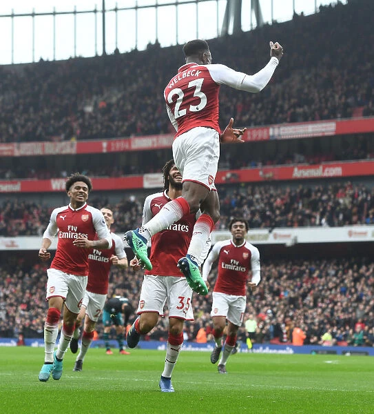 Arsenal Celebrate: Welbeck and Elneny Score in Victory over Southampton (2017-18)