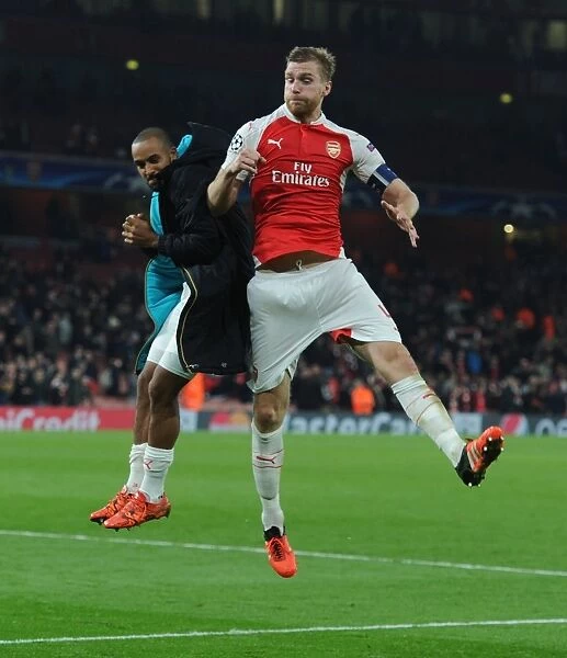 Arsenal Champions League Victory: Theo Walcott and Per Mertesacker's Jubilant Moment (2015 / 16)