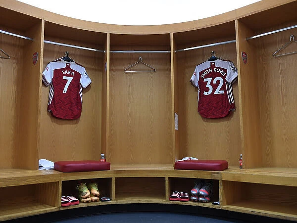 Arsenal Changing Room: Bukayo Saka and Emile Smith Rowe Gear Up for Arsenal vs. Brighton & Hove Albion (2021)