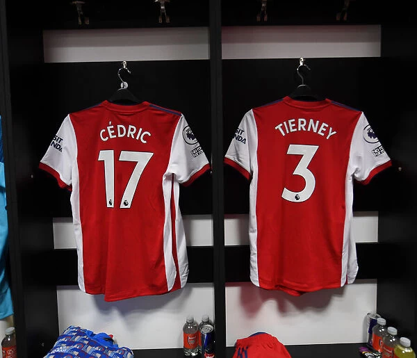Arsenal Changing Room: Kieran Tierney and Cedric Prepare for Watford Clash (Premier League 2021-22)